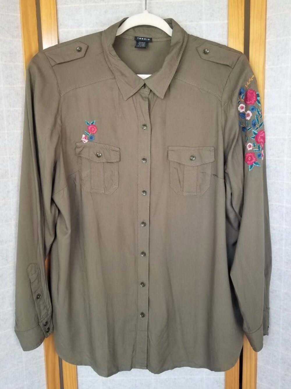 Torrid Button Up Blouse Top Size 1X Olive Green Floral Embroidery Long Sleeves
